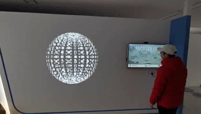 簽名留言拍照一體機(jī)與墻面投影結(jié)合互動-蘇州好奇數(shù)字科技