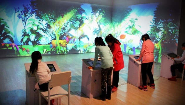 互動涂鴉墻-墻面互動涂鴉-科技互動墻-互動繪畫投影-互動涂鴉墻-墻面投影互動-投影互動涂鴉-好奇數(shù)字科技