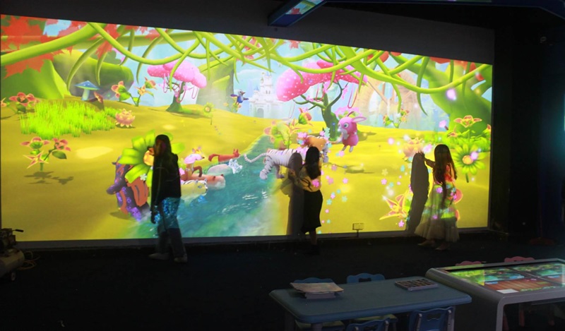 墻面投影互動涂鴉-蘇州好奇數(shù)字科技