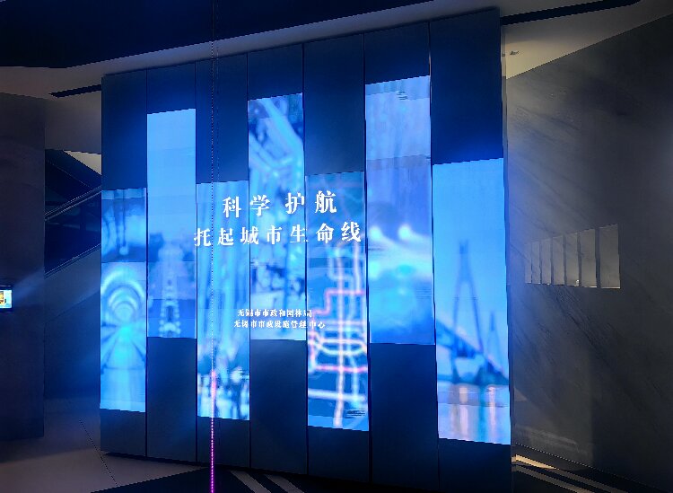 多屏聯(lián)動機械旋轉(zhuǎn)柱滑軌屏：創(chuàng)新展示技術的革命性進步-好奇數(shù)字科技