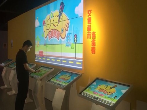 觸摸互動(dòng)一體機(jī)-交通標(biāo)識連連看-好奇數(shù)字科技